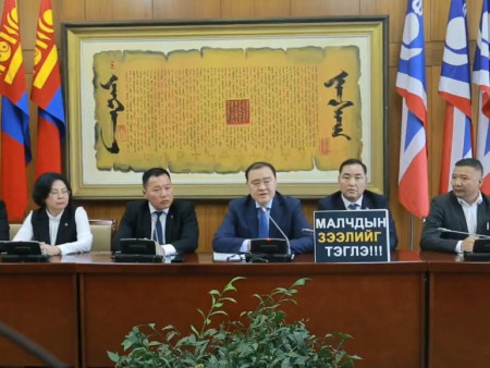АН: Бид өөрсдийн зодооноос болж ялагдлын ирмэг дээр байна