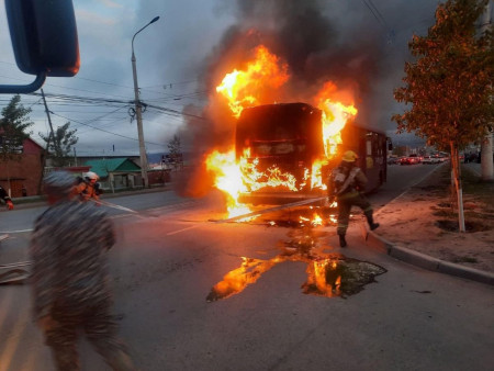 Үйлчилгээнд явж байсан автобус шатжээ