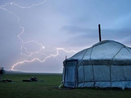 Өчигдөр мотоциклтой хос аянгад цохиулж, эхнэр нь нас баржээ