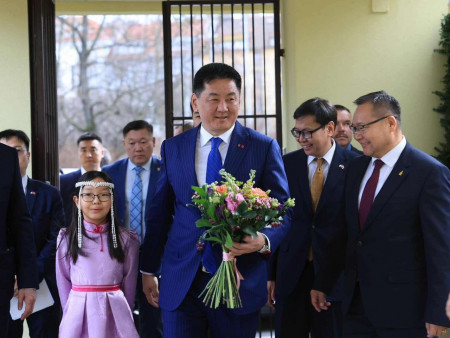 Бүгд Найрамдах Чех Улсад төрийн айлчлал хийж буй Ерөнхийлөгч Ухнаагийн Хүрэлсүх Прага хот дахь Элчин сайдын яаманд зочиллоо