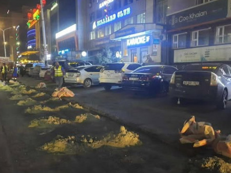 25 дугаар эмийн сангийн уулзвараас Амарсанаагийн гудамжны уулзвар хүртэлх зорчих хэсгийн урд талын замыг шинэчилж байна