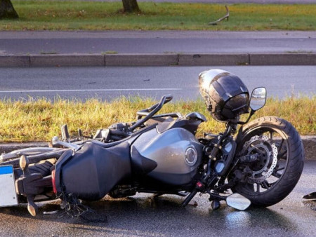 Мотоциклоо зогсоох үедээ сундаллаж явсан хүүхдээ унагааж гэмтээжээ