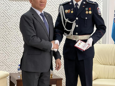 Хүний амь аварсан Т.Цэнд-Аюушийг “Цагдаагийн гавьяа“ тэмдэгээр шагналаа