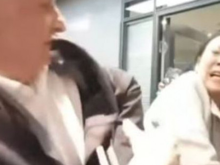 Уран эсэргүүцэгчид “Бадрах Энержи“ ХХК-ийн Гүйцэтгэх захирал Марк Мелеардын биед халдаж, танхайрчээ