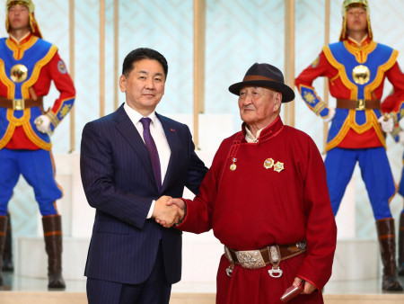 Хүнс, хөдөө аж ахуй, хөнгөн үйлдвэрийн салбарынхныг төрийн дээд цол, одон, медалиар шагналаа