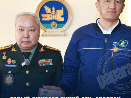 Галын аюулаас хүний амь аварсан Д.Азжаргалыг “Онцгой үйлстэн” тэмдгээр шагналаа