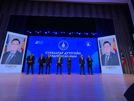 Сүхбаатар дүүргийн Ардчилсан намаас 4/60 талархлын арга хэмжээг Соёлын төв өргөөнд зохион байгуулж байна