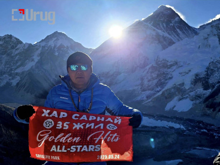 “Хар сарнай” хамтлагийн тугийг Эверестийн оргилд мандууллаа