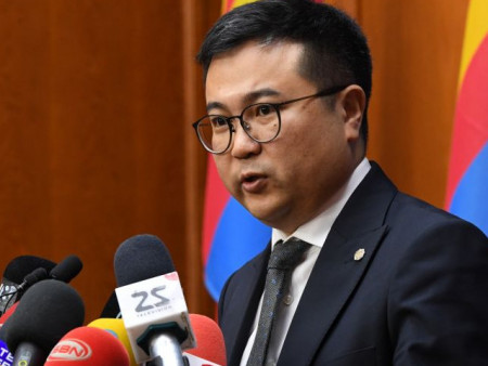 П.Сайнзориг: Монголын хөгжлийг гацаасан нөхөр гэнэт эх оронч дүр эсгэж, эцэст нь эхийнхээ нас сүүдрээр түрий барьдаг байна шүү дээ