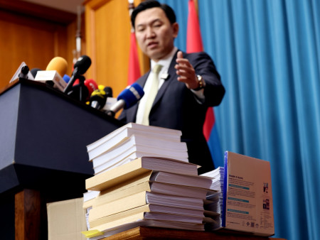 Н.Учралын мууг үзэхэд бэлд