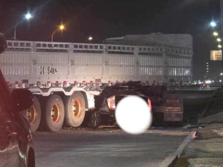 Beiben North Benz, Toyota Prius маркийн автомашин мөргөлдөж, жолооч нь эмнэлэгт хүргэгджээ