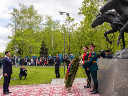 “Ялалтад тэмүүлсэн морьд” хөшөөнд хүндэтгэл үзүүллээ