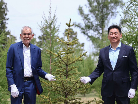 Австри Улсын Ерөнхийлөгч гэргийн хамт дурсгалын мод тарилаа