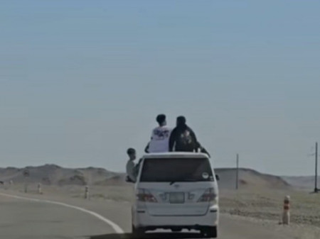 Хөдөлгөөнд оролцож байхад зорчигчид зөрчил гаргаж, улмаар жолоочийг 50 мянгаар торгожээ