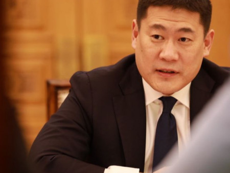 Л.Оюун-Эрдэнийн сөхсөн “улаан хивс”-ний доор…