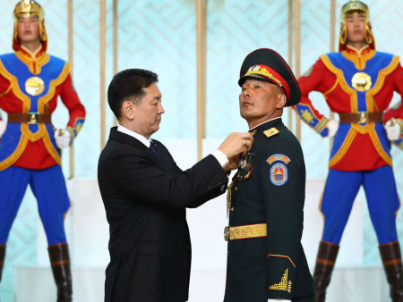 Ялалтын 80 жилийн баярын жагсаалд оролцсон дайчдад цэргийн одон, медаль гардууллаа