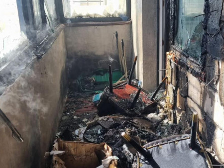 Хоёр хүүхдээ цоожлоод явсан хойгуур нь гал гарч, аврагчид хүүхдүүдийг аварчээ