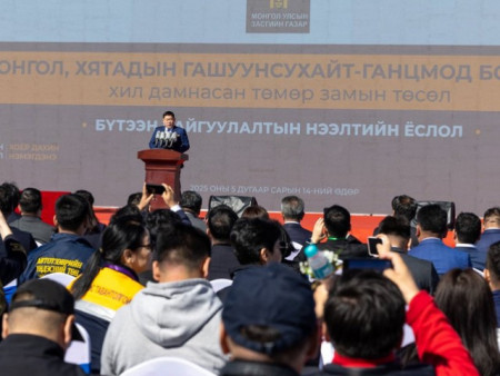 Гашуунсухайт–Ганцмод боомтын хил дамнасан төмөр замын бүтээн байгуулалтын ажлын нээлтийн ёслол болж байна