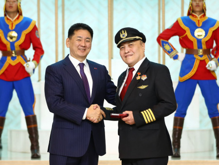 Нисэх хүчин үүсэж хөгжсөний 100 жилийн ойг тохиолдуулан Гавьяат нисгэгч Р.Бат-Эрдэнэд Хөдөлмөрийн баатар цол хүртээлээ