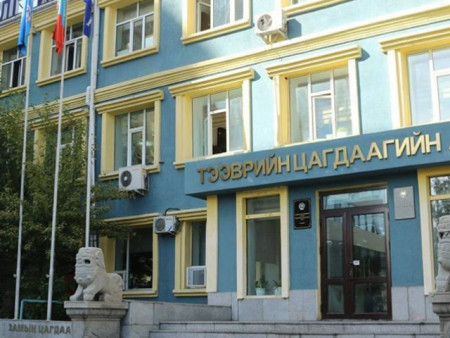 Урсгал сөрсөн жолоочийг 50000 төгрөгөөр торгож, жолоодох эрхийг хасжээ