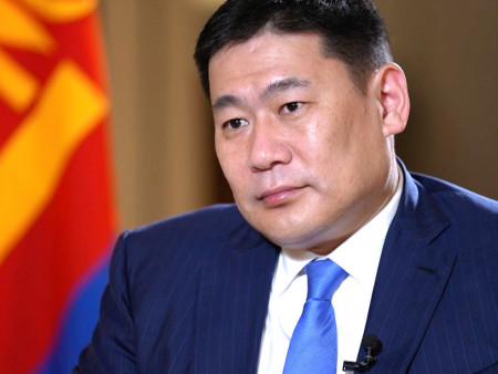 Хөвүүний нь тансаглал Л.Оюун-Эрдэнийн унах шалтгаан болохоос илүү Л.Оюун-Эрдэнийг унагаж тансаглах гэсэн бирдүүд л айхтар ажиллаж, асуудлыг үлээн хөөргөж байгааг ард түмнээрээ ойлгох ёстой