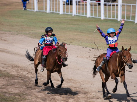 Нийслэлийн өдөр, даншиг наадам хоёр дахь өдрөө их насны морьдын уралдаанаар үргэлжилж байна