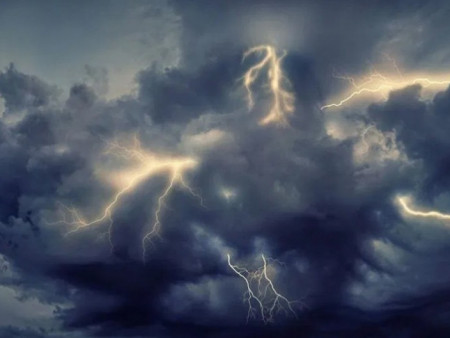 Улаанбаатарт дуу цахилгаантай аадар бороо орно