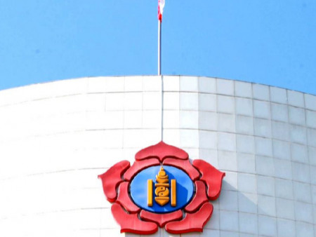 “Халуун зунаар саалиа хаяад үхдэг эм байдаг аа” гэгчээр энэ их ажлын өмнө засгаа огцруулдаг нам гэж байх юм