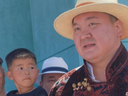 М.Даваажаргал: Эх нутагтаа 25 жилийн дараа ирж, ээжтэйгээ хамт наадмын нээлт үзлээ