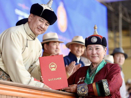 Монгол Улсын Ерөнхийлөгчийн зарлигаар үндэсний сурын харваачдад улсын цол олгов