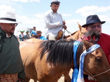 Ерөнхий сайд Г.Занданшатар түрүү соёолонгийн галын уяачдад хүндэтгэл үзүүллээ