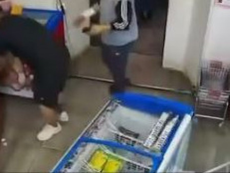 ЦЕГ: Дэлгүүрийн худалдагч эмэгтэйг үсдэж, зодсон этгээдийн хэрэгт мөрдөн шалгах ажиллагаа явуулан, шалгаж байна