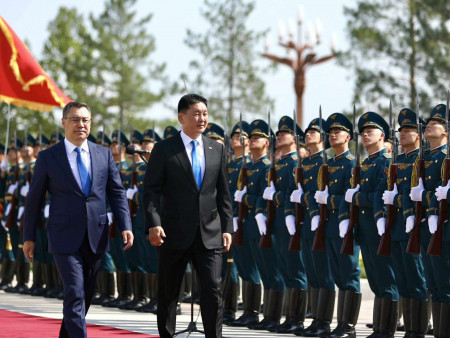 Монгол Улсын Ерөнхийлөгчийг Киргиз Улсын Ерөнхийлөгч албан ёсоор угтлаа