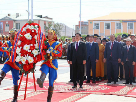 Төр, нийгмийн зүтгэлтэн Ю.Цэдэнбалын хөшөөнд хүндэтгэл үзүүллээ