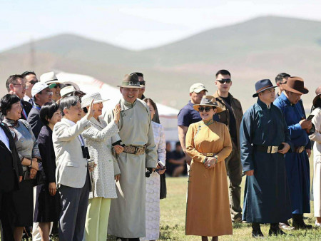 Монгол Улсын Ерөнхийлөгч У.Хүрэлсүх, Япон Улсын Цог Жавхлант Эзэн Хаан Нарүхито нар хурдан соёолонгийн уралдаан үзэж сонирхлоо