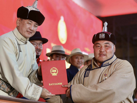 Монгол Улсын начин, харцага цолны болзол хангасан бөхчүүдэд цол олголоо