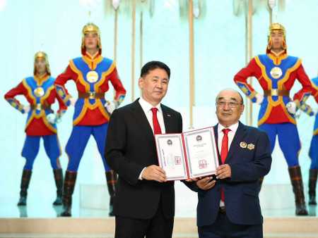 Дипломат цол хүртээлээ