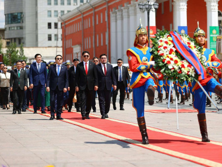 Д.Сүхбаатарын хөшөөнд цэцэг өргөж, Их хааны хөшөөнд хүндэтгэл үзүүлэв