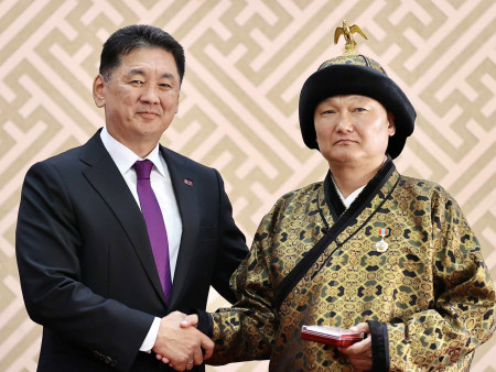 Дуучин С.Жавхланд Ардын жүжигчин, Дархан аварга Н.Батсуурьд Гавьяат тамирчин цол хүртээлээ