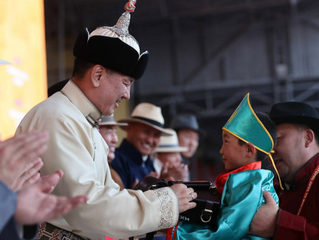 Монгол Улсын Ерөнхийлөгч хурдан морины унаач хүүхдүүдэд баяр хүргэж бэлэг гардуулав