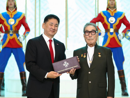 Шилдэг бүтээлүүдэд Төрийн шагнал хүртээлээ