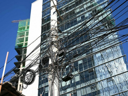 Явган хүний замын шинэчлэлтийн хүрээнд ил кабелуудыг газар доогуур сувагчилж байна