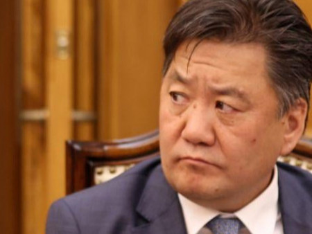 Монголбанкны ерөнхийлөгч улс төр, доллар хоёрын “хайч дундах халиуны зулзага” болсон уу?