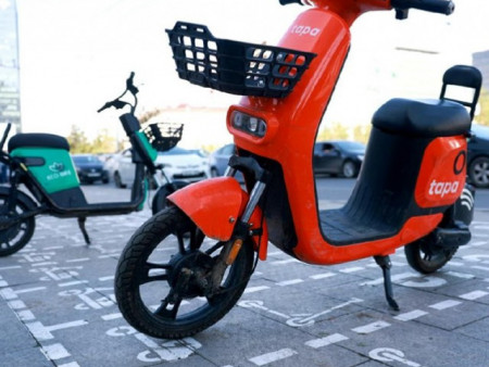 Цахилгаан дугуй, скүүтэрийн зогсоол хийж байна