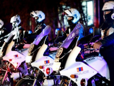 Суррон, мотоциклтой насанд хүрээгүй жолооч нар зам дээр 