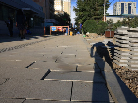 “ТБД Андууд” орчимд шинээр хийсэн явган хүний замын 189 ам.метр талбайг хүнд даацын хоёр машинаар санаатайгаар эвдсэн байна