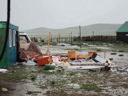 Нөөлөг салхины улмаас барилгын дээвэр, айлуудын гэр нуржээ