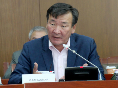 УИХ-ын гишүүн С.Ганбаатарын өрөөнд гүйцэтгэх ажиллагаа бус яллагдагчаар татагдсан тогтоолыг нь өгөхөөр АТГ-аас очжээ