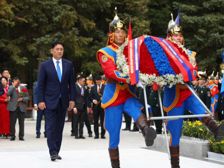 Монгол, Зөвлөлтийн амь үрэгдсэн дайчдад зориулсан дурсгалын хөшөөнд хүндэтгэл үзүүлж, цэцэг өргөлөө