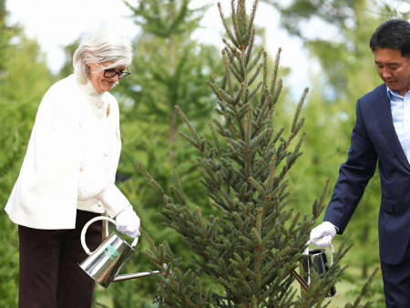 Ерөнхийлөгч У.Хүрэлсүх, Австралийн Холбооны Улсын Амбан захирагч /төрийн тэргүүн/ Саманта Мостин нар дурсгалын мод тарилаа